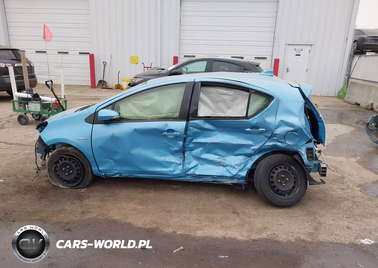 2015 Toyota Prius C Two VIN:JTDKDTB33F1114275 - 15