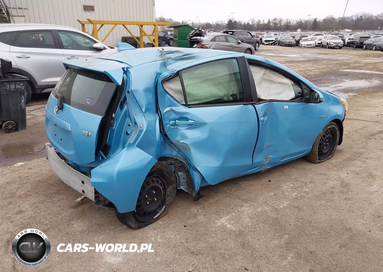 2015 Toyota Prius C Two VIN:JTDKDTB33F1114275 - 4