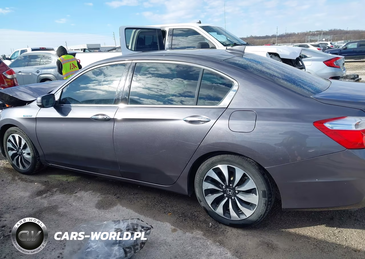 2015 Honda Accord Hybrid Touring VIN:1HGCR6F71FA007750 - 14