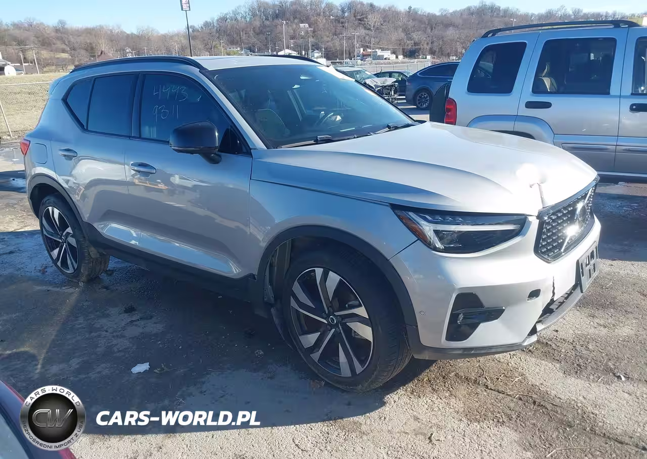 2023 Volvo Xc40 B5 Ultimate Dark Theme