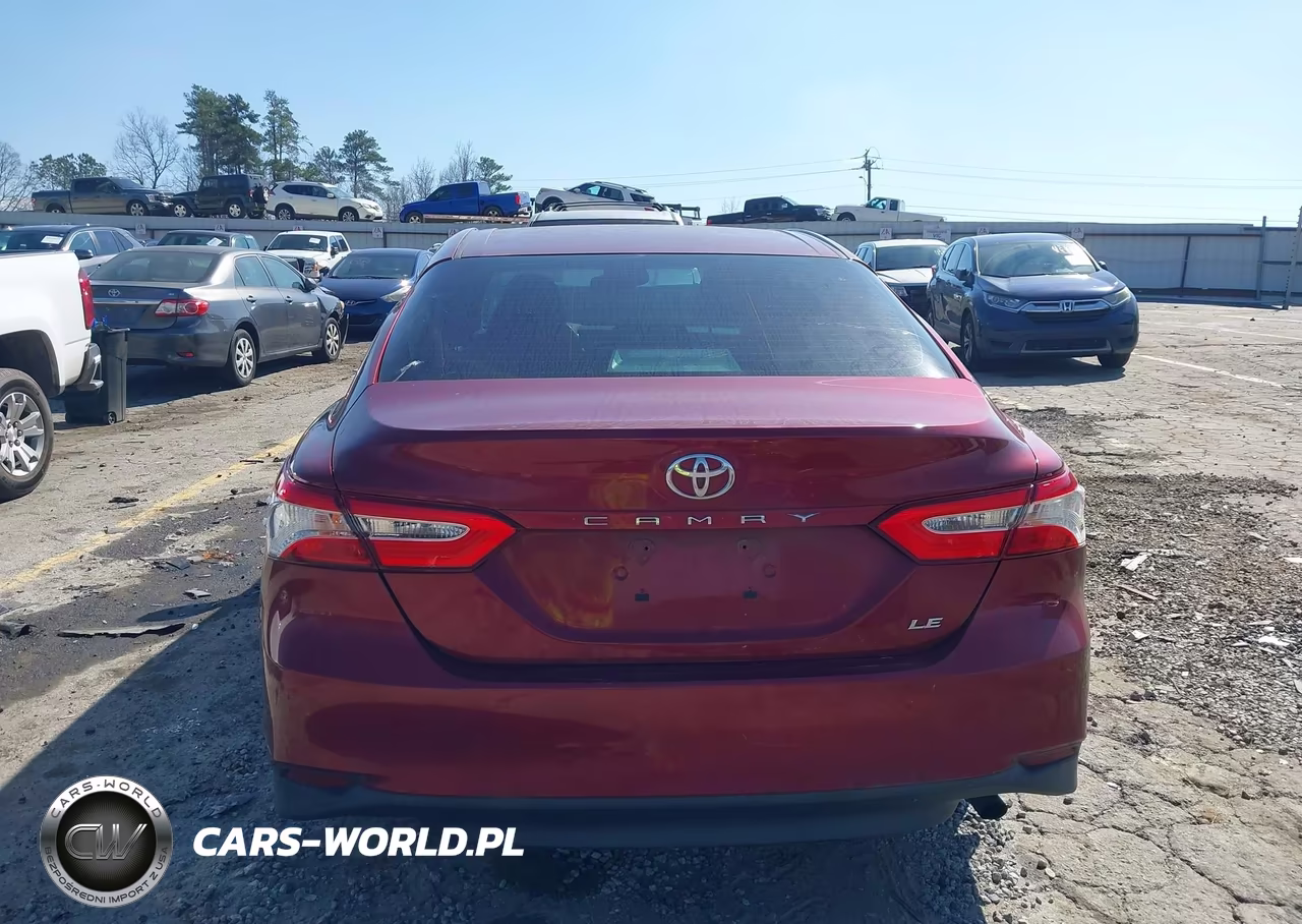 2018 Toyota Camry Le VIN:4T1B11HKXJU646248 - 17