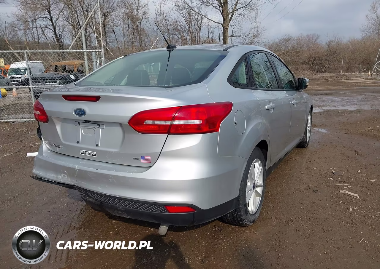 2017 Ford Focus Se VIN:1FADP3F22HL291883 - 4