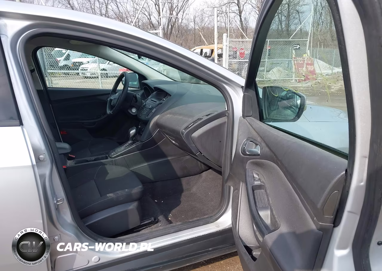 2017 Ford Focus Se VIN:1FADP3F22HL291883 - 5