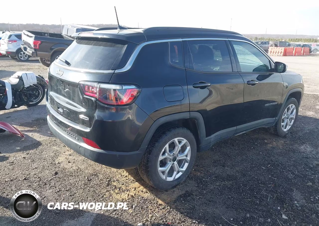 2025 Jeep Compass Latitude 4X4 VIN:3C4NJDBN1ST610420 - 4