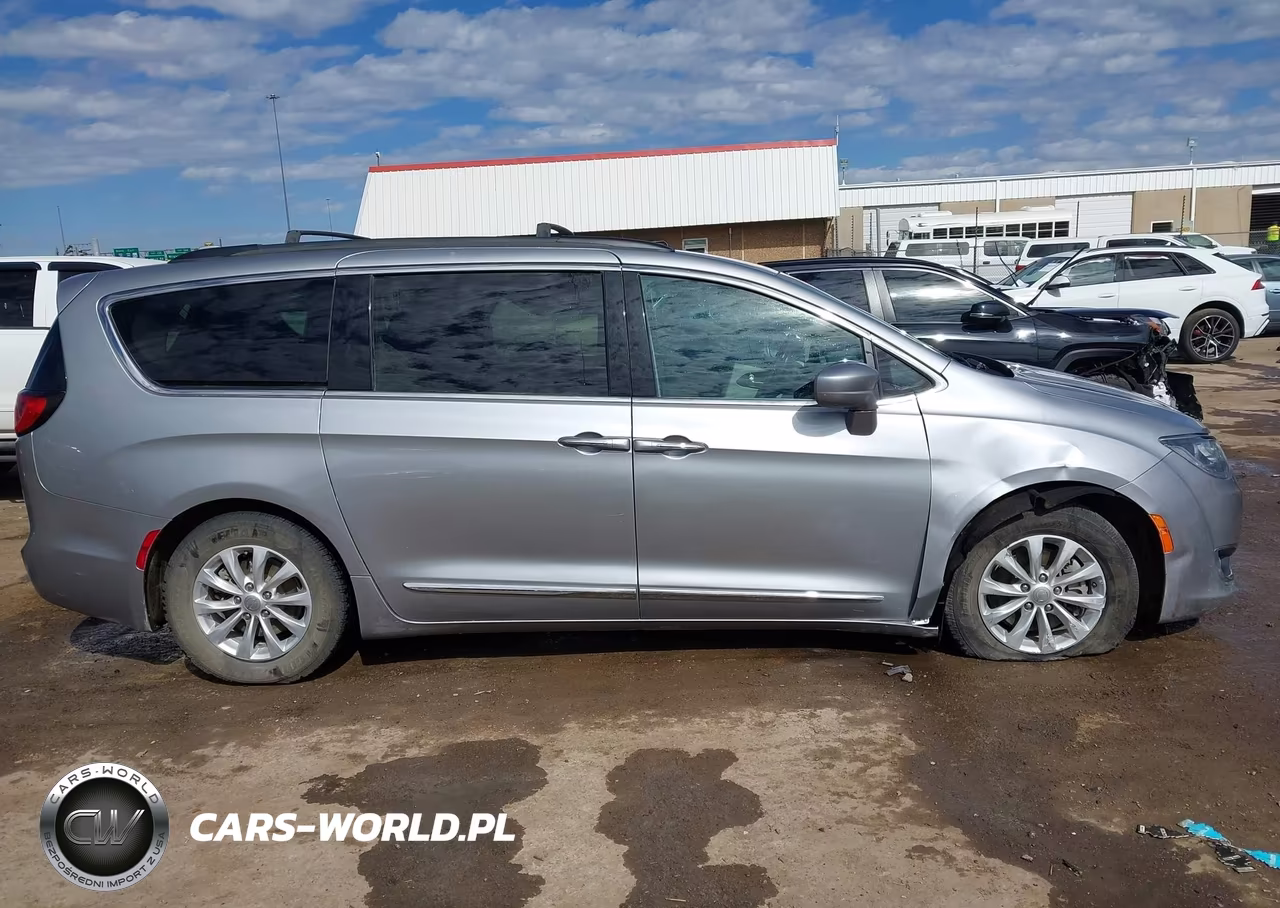 2017 Chrysler Pacifica Touring-L VIN:2C4RC1BG0HR613137 - 13