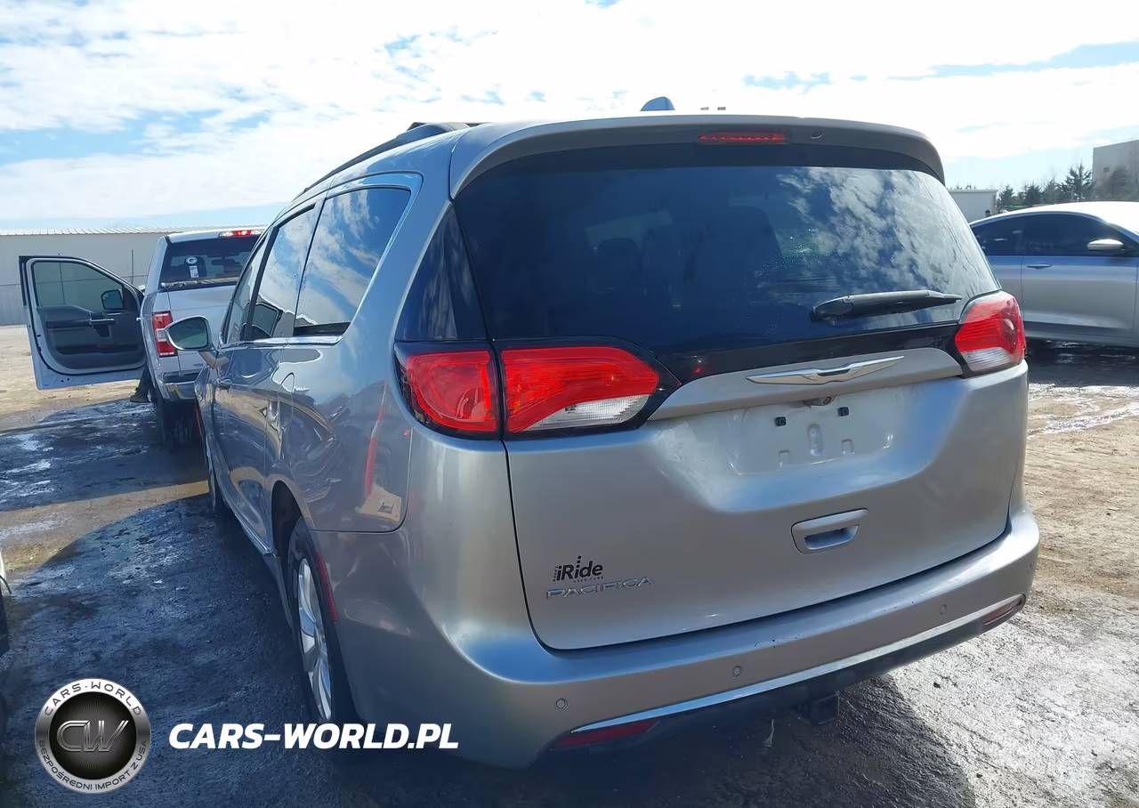 2017 Chrysler Pacifica Touring-L VIN:2C4RC1BG0HR613137 - 3