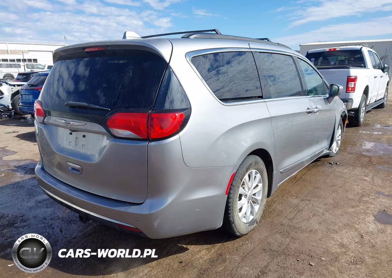2017 Chrysler Pacifica Touring-L VIN:2C4RC1BG0HR613137 - 4