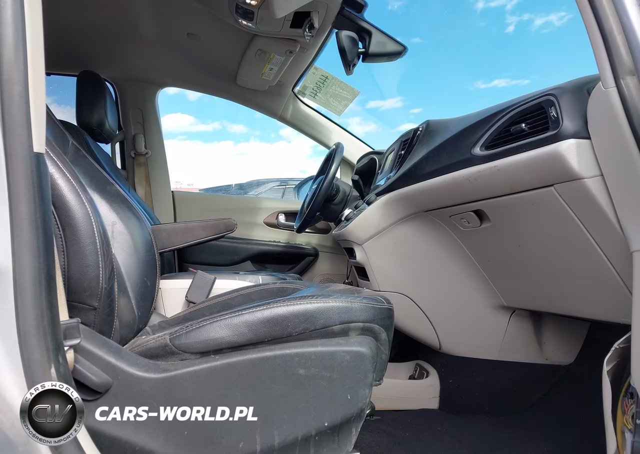2017 Chrysler Pacifica Touring-L VIN:2C4RC1BG0HR613137 - 5