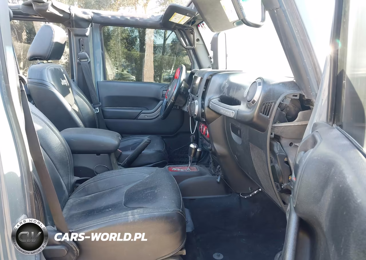 2014 Jeep Wrangler Unlimited Sport VIN:1C4BJWDG2EL305179 - 5