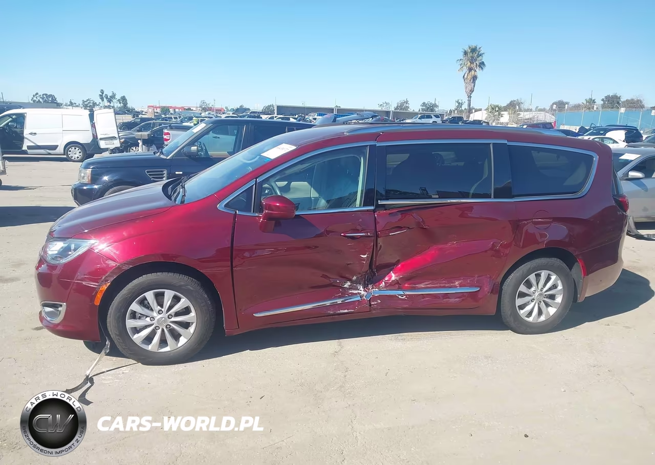 2019 Chrysler Pacifica Touring L VIN:2C4RC1BG2KR587986 - 14