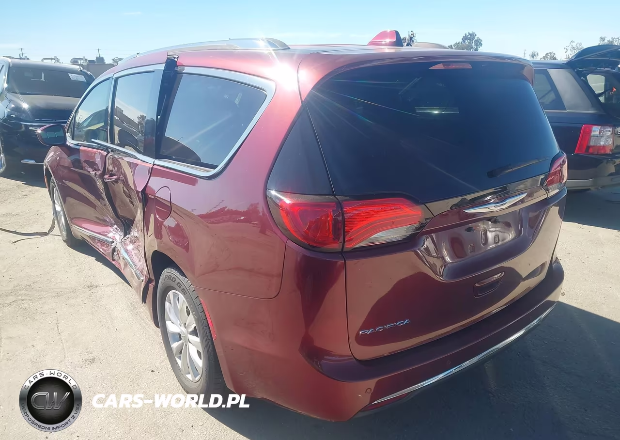 2019 Chrysler Pacifica Touring L VIN:2C4RC1BG2KR587986 - 3