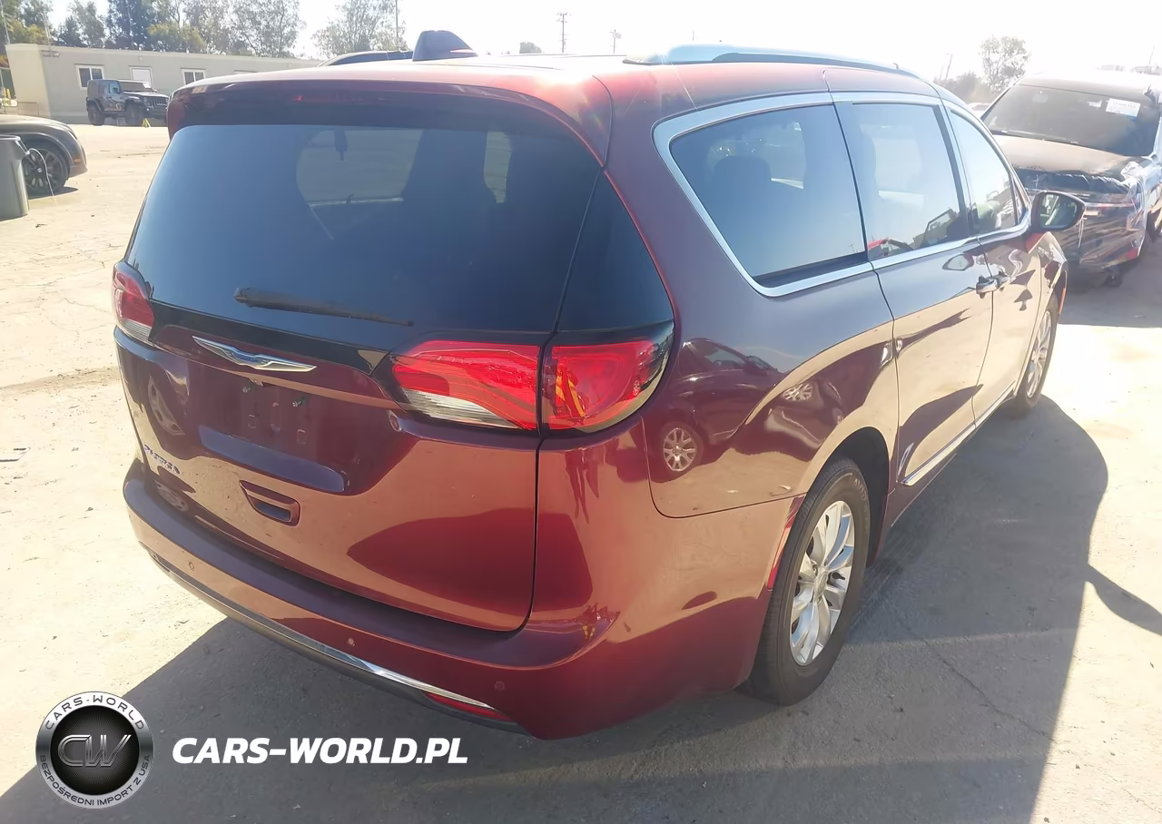 2019 Chrysler Pacifica Touring L VIN:2C4RC1BG2KR587986 - 4