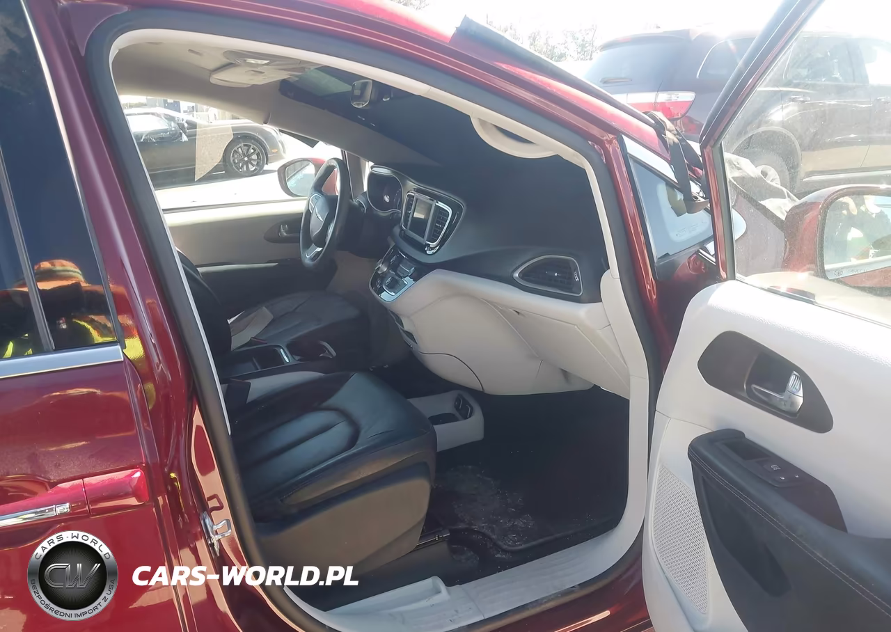 2019 Chrysler Pacifica Touring L VIN:2C4RC1BG2KR587986 - 5