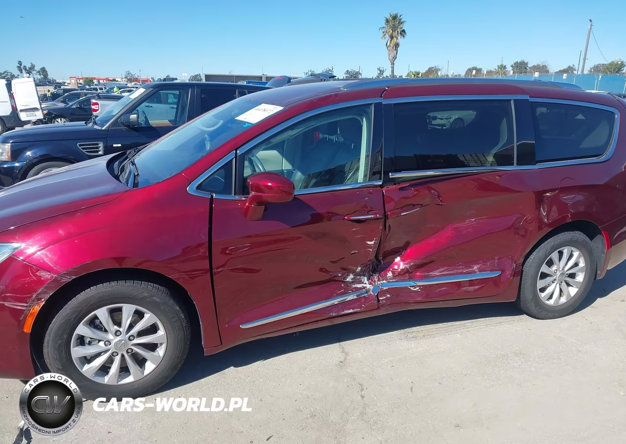 2019 Chrysler Pacifica Touring L VIN:2C4RC1BG2KR587986 - 6