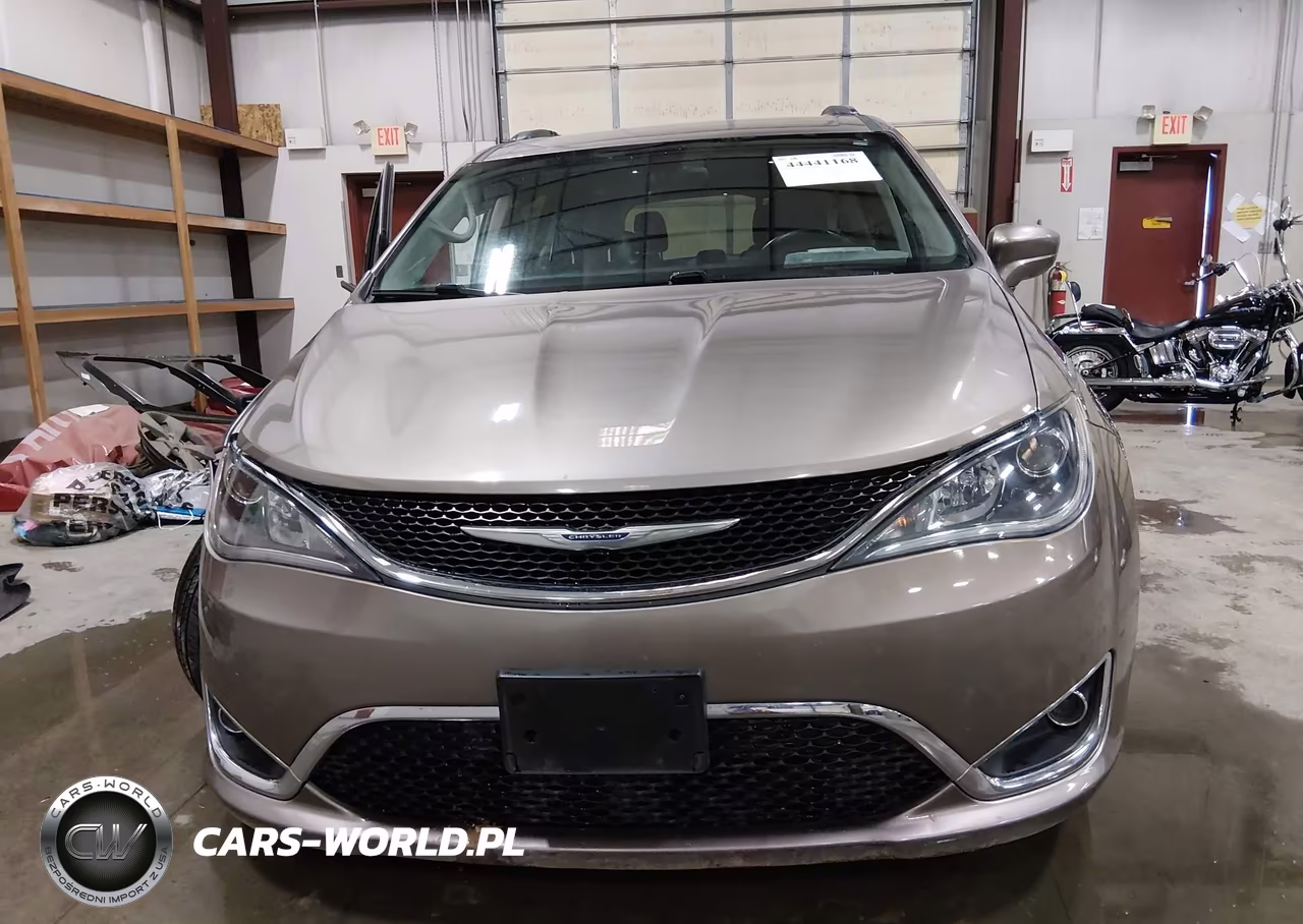 2017 Chrysler Pacifica Touring-L Plus VIN:2C4RC1EG6HR811488 - 12