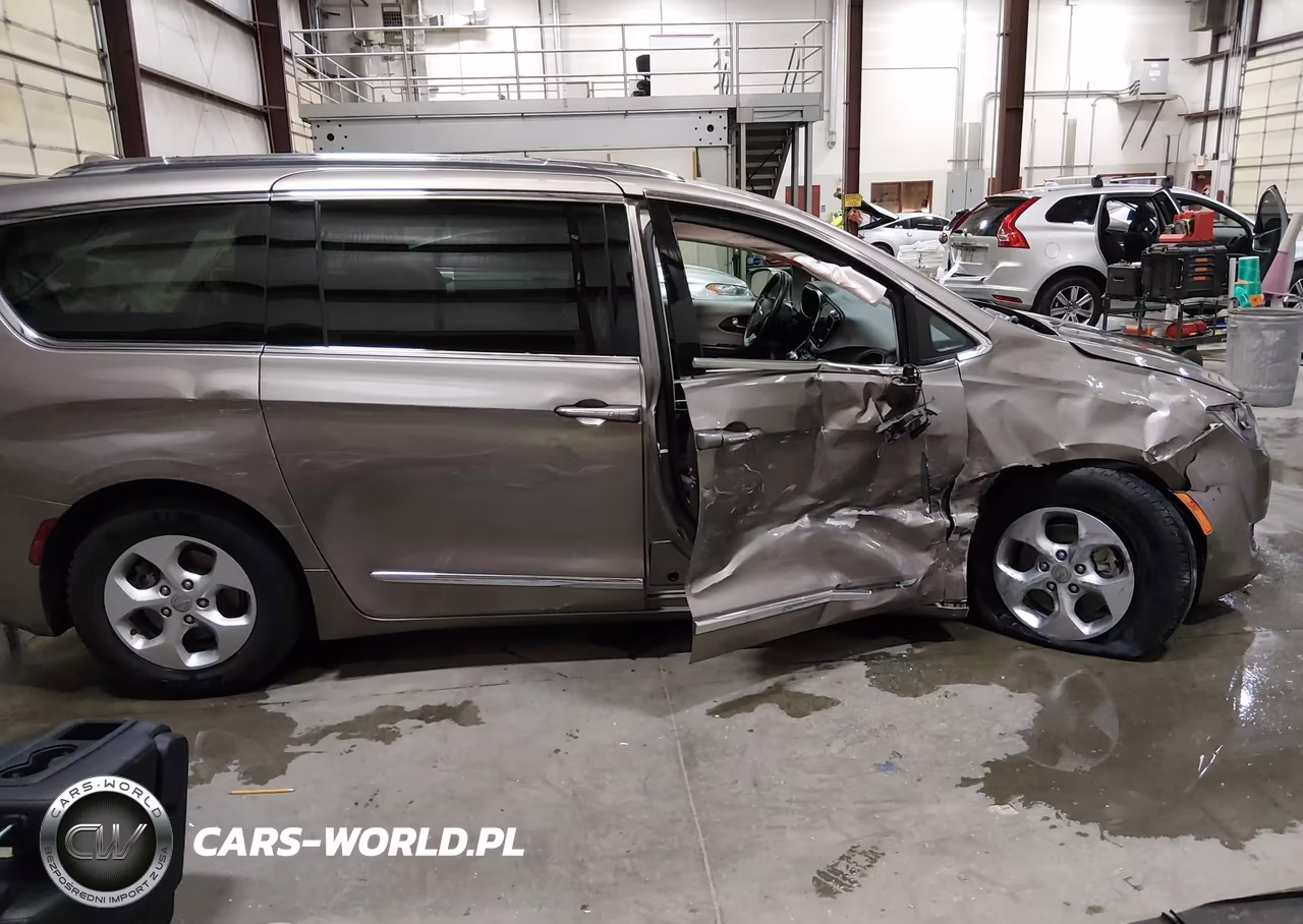 2017 Chrysler Pacifica Touring-L Plus VIN:2C4RC1EG6HR811488 - 13