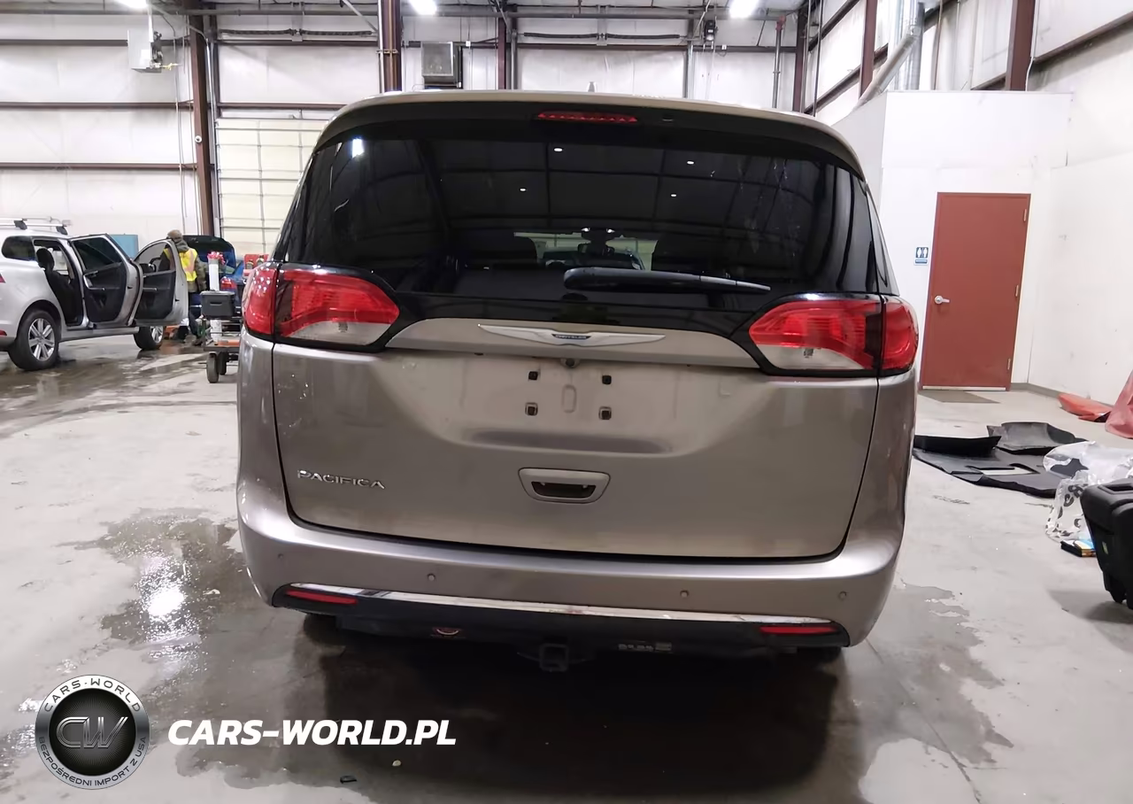 2017 Chrysler Pacifica Touring-L Plus VIN:2C4RC1EG6HR811488 - 16