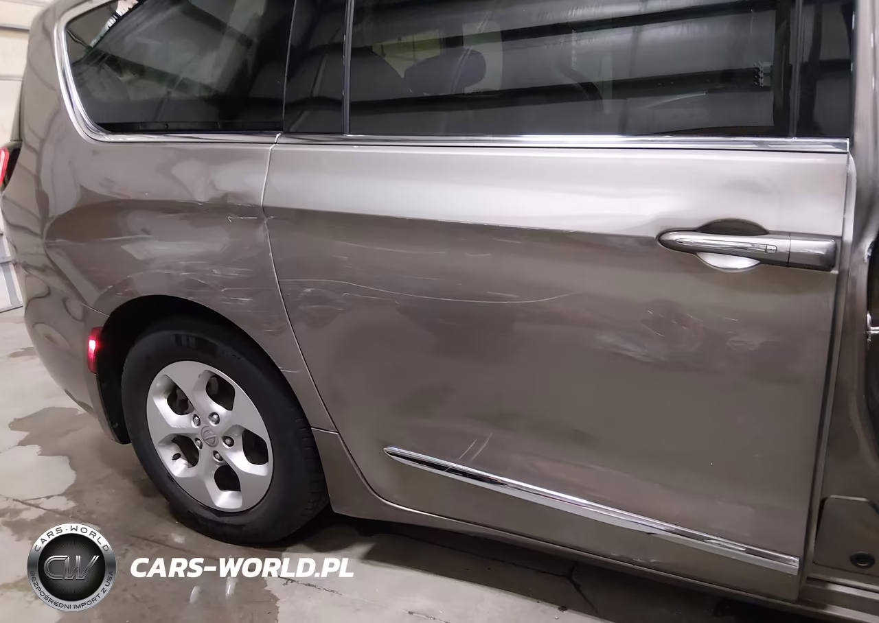 2017 Chrysler Pacifica Touring-L Plus VIN:2C4RC1EG6HR811488 - 19