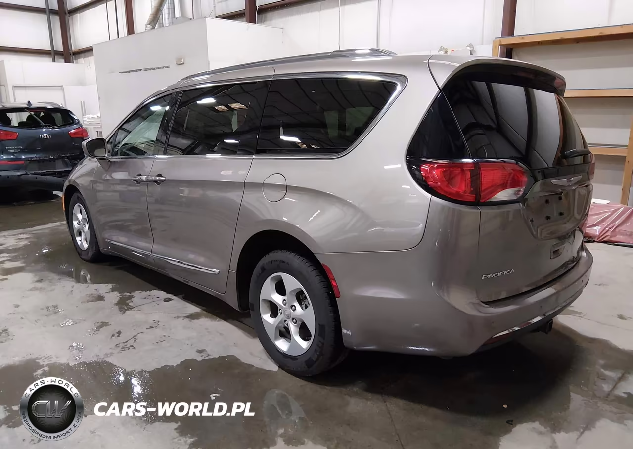2017 Chrysler Pacifica Touring-L Plus VIN:2C4RC1EG6HR811488 - 3