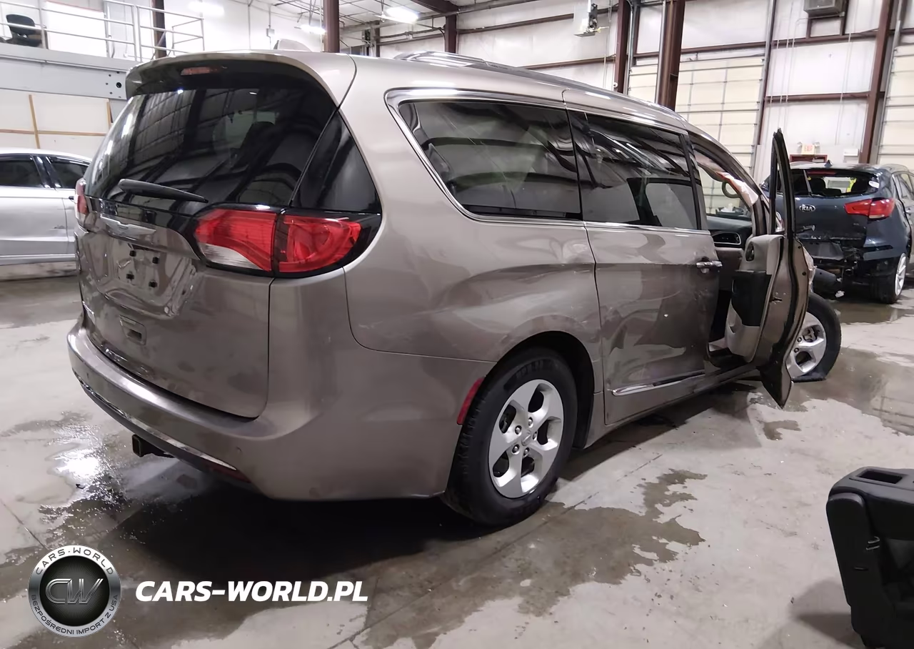 2017 Chrysler Pacifica Touring-L Plus VIN:2C4RC1EG6HR811488 - 4