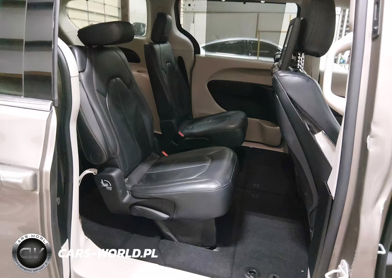 2017 Chrysler Pacifica Touring-L Plus VIN:2C4RC1EG6HR811488 - 8