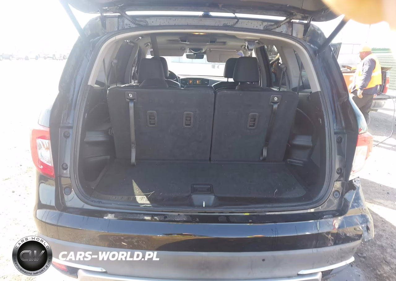 2019 Honda Pilot Touring VIN:5FNYF5H98KB019935 - 17
