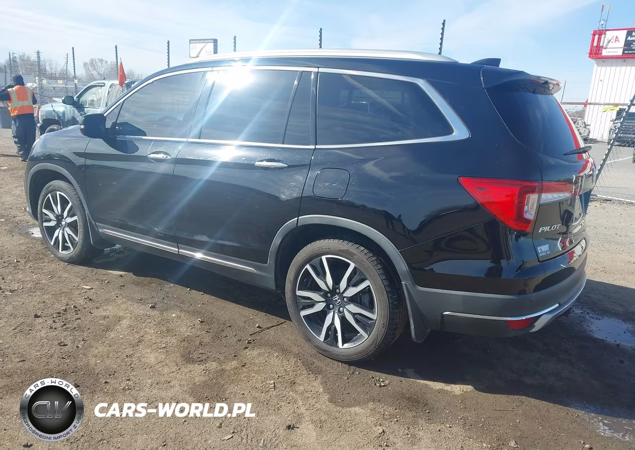 2019 Honda Pilot Touring VIN:5FNYF5H98KB019935 - 3