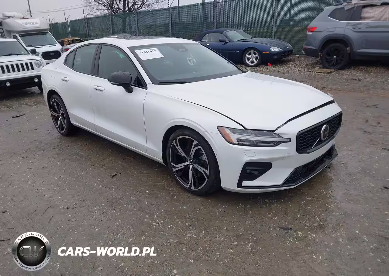 2024 Volvo S60 B5 Plus Dark Theme