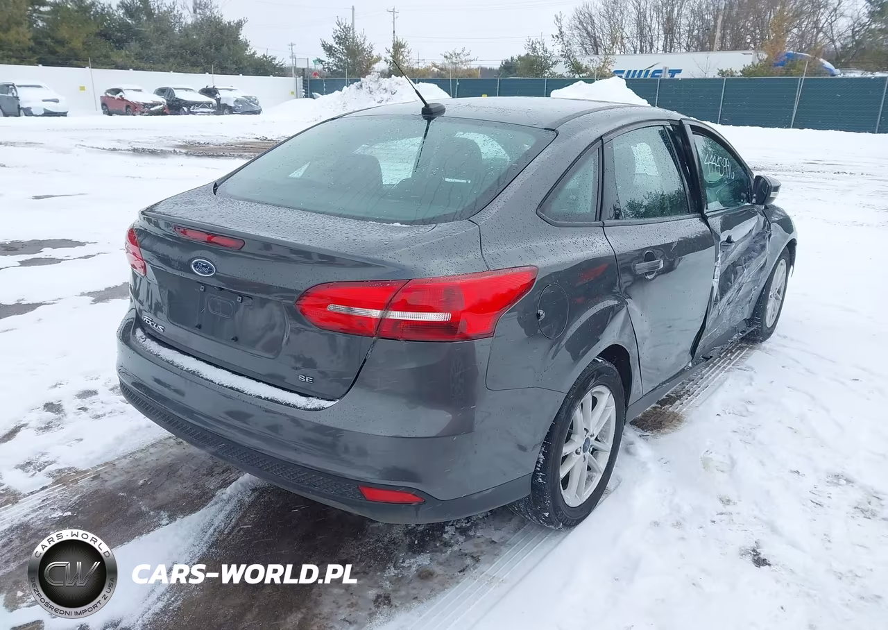 2017 Ford Focus Se VIN:1FADP3F21HL288408 - 4