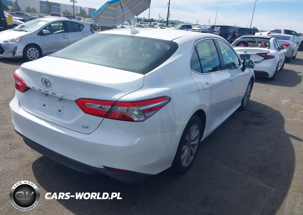 2019 Toyota Camry Le VIN:4T1B11HK2KU811064 - 4
