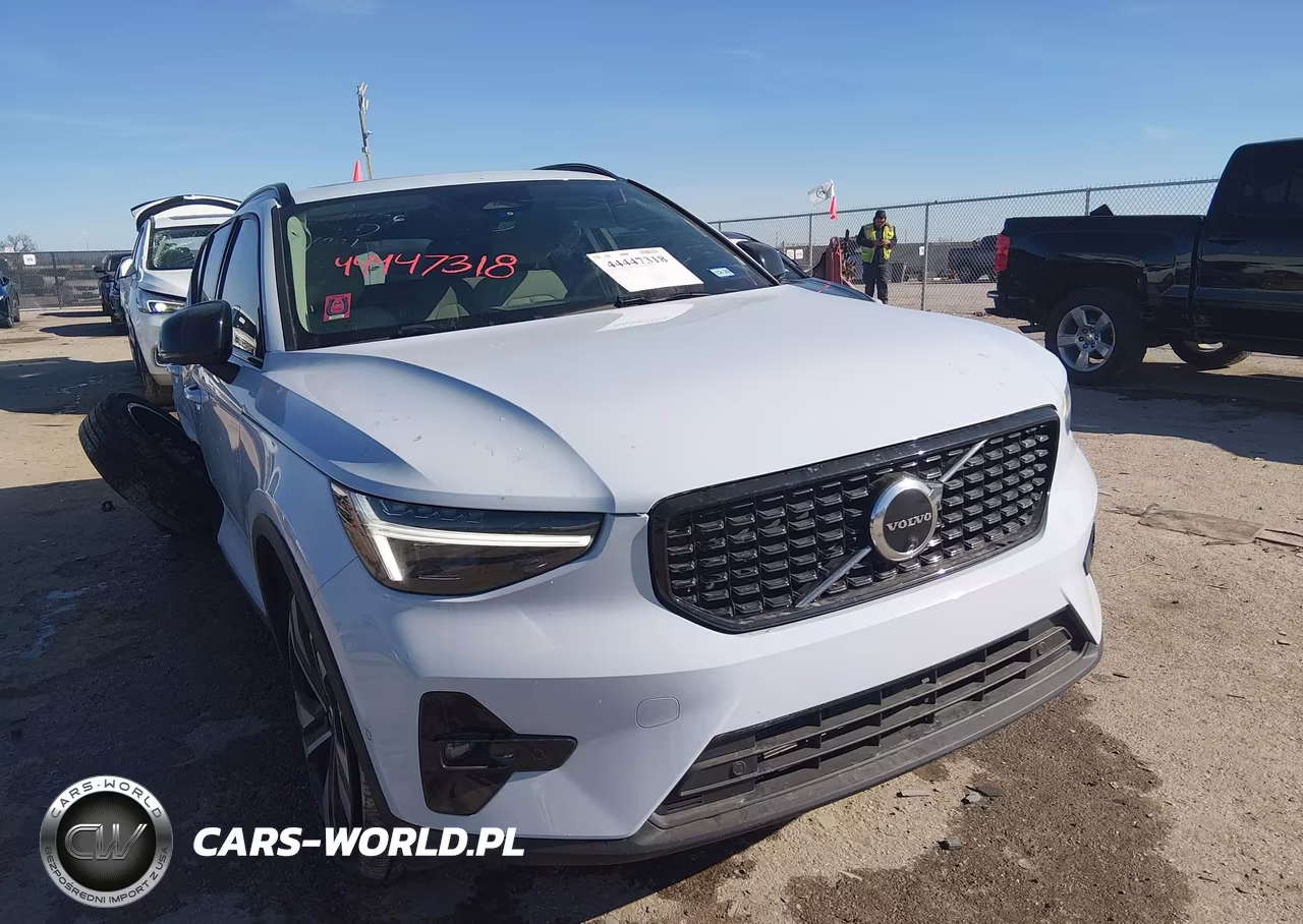 2025 Volvo Xc40 B5 Plus Dark Theme – zdjęcie 1 z 16