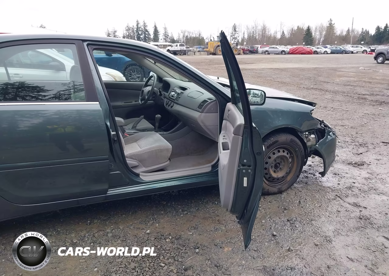 2002 Toyota Camry Le VIN:JTDBE32K320005268 - 5