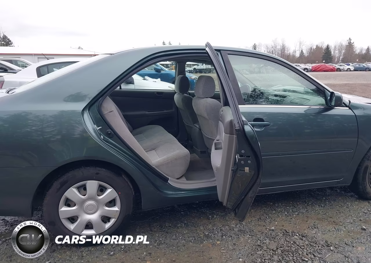 2002 Toyota Camry Le VIN:JTDBE32K320005268 - 8