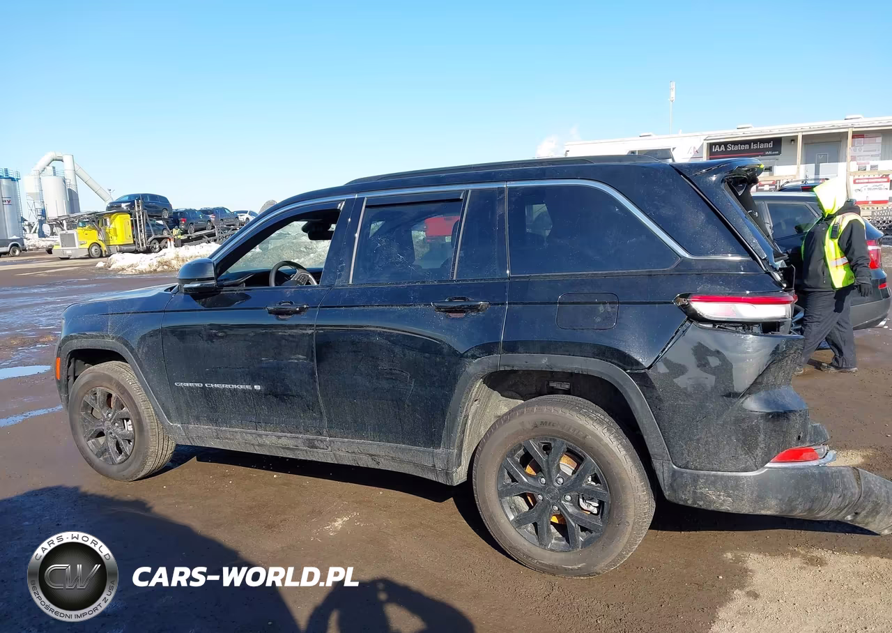 2025 Jeep Grand Cherokee Limited 4X4 VIN:1C4RJHBG4SC321716 - 13