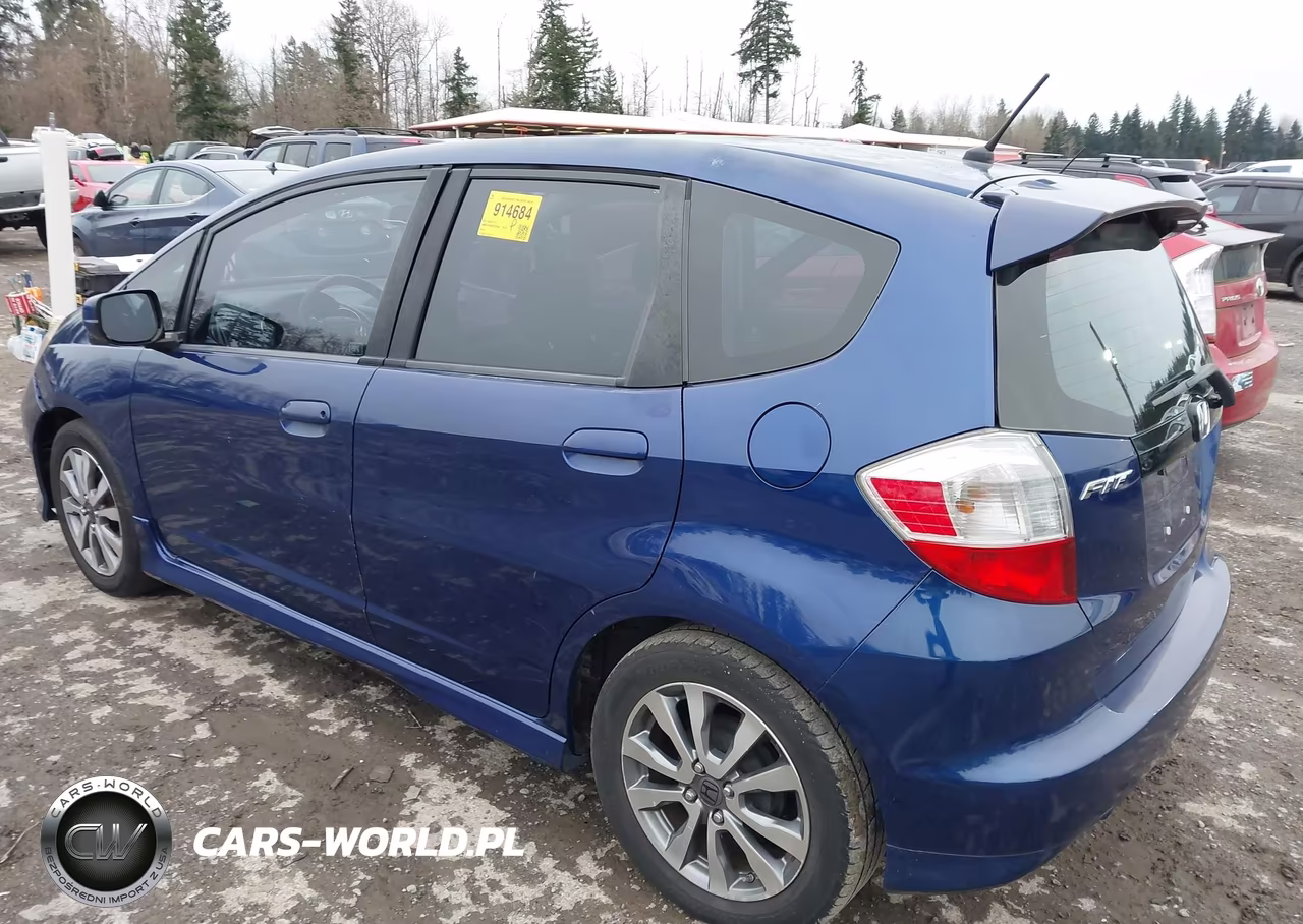2013 Honda Fit Sport VIN:JHMGE8H50DC010545 - 3