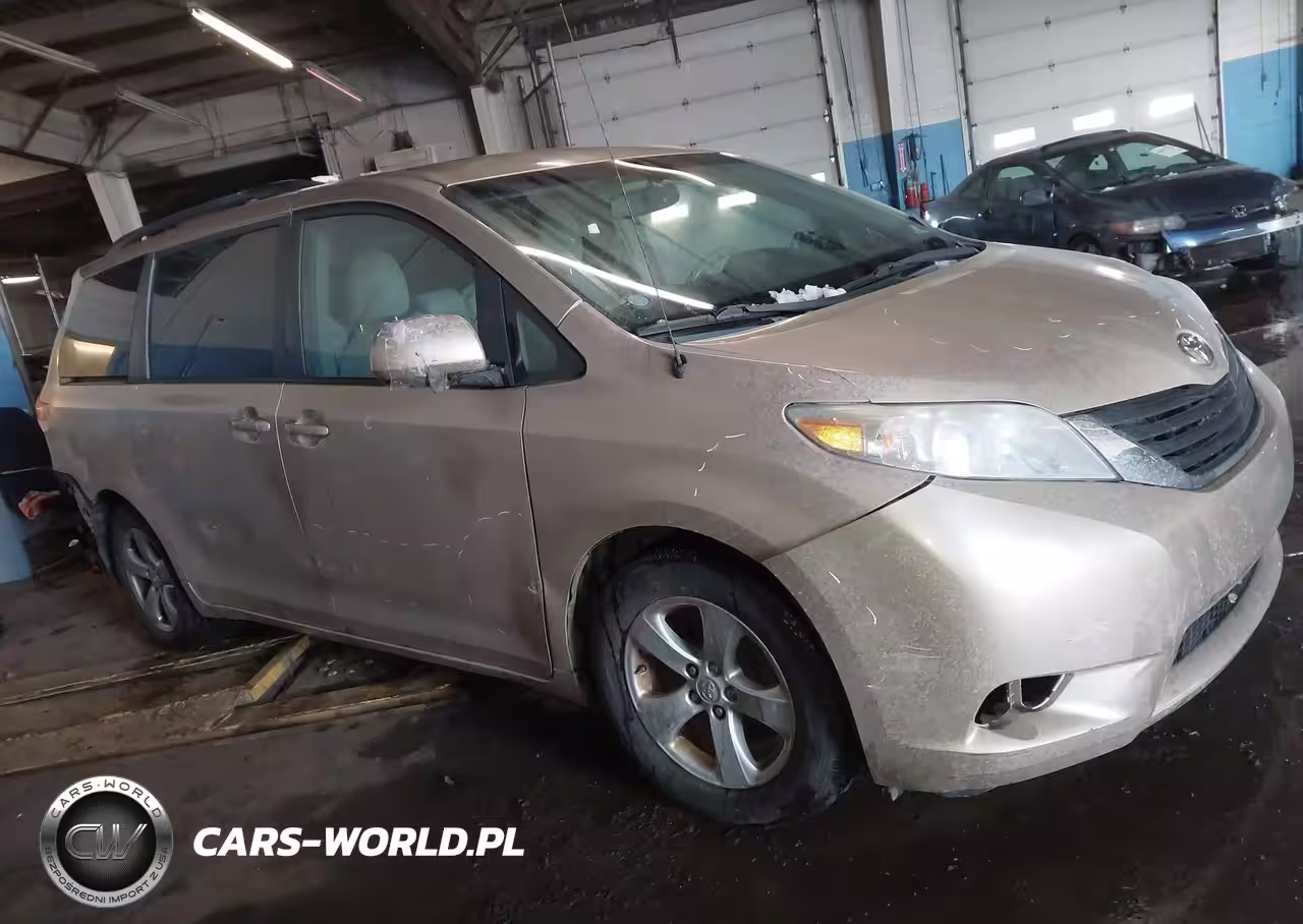 2013 Toyota Sienna Le V6 8 Passenger