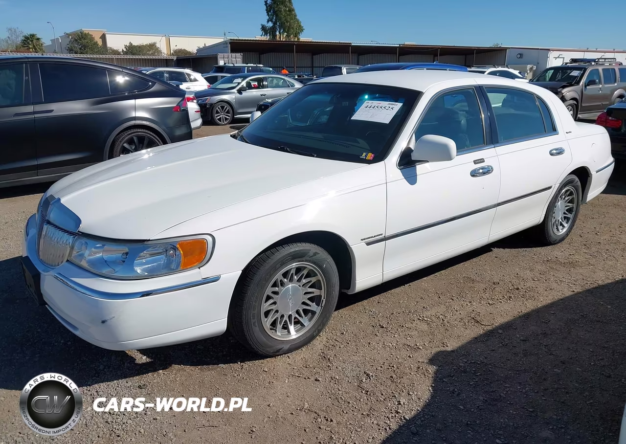 2002 Lincoln Town Car Signature VIN:1LNHM82W72Y633036 - 2