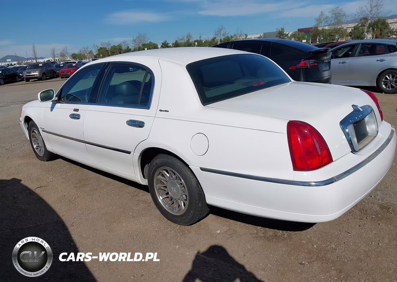 2002 Lincoln Town Car Signature VIN:1LNHM82W72Y633036 - 3