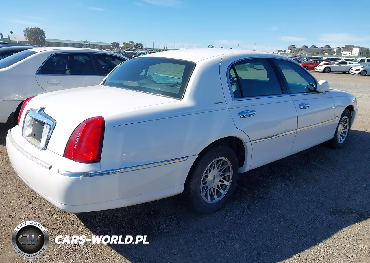 2002 Lincoln Town Car Signature VIN:1LNHM82W72Y633036 - 4