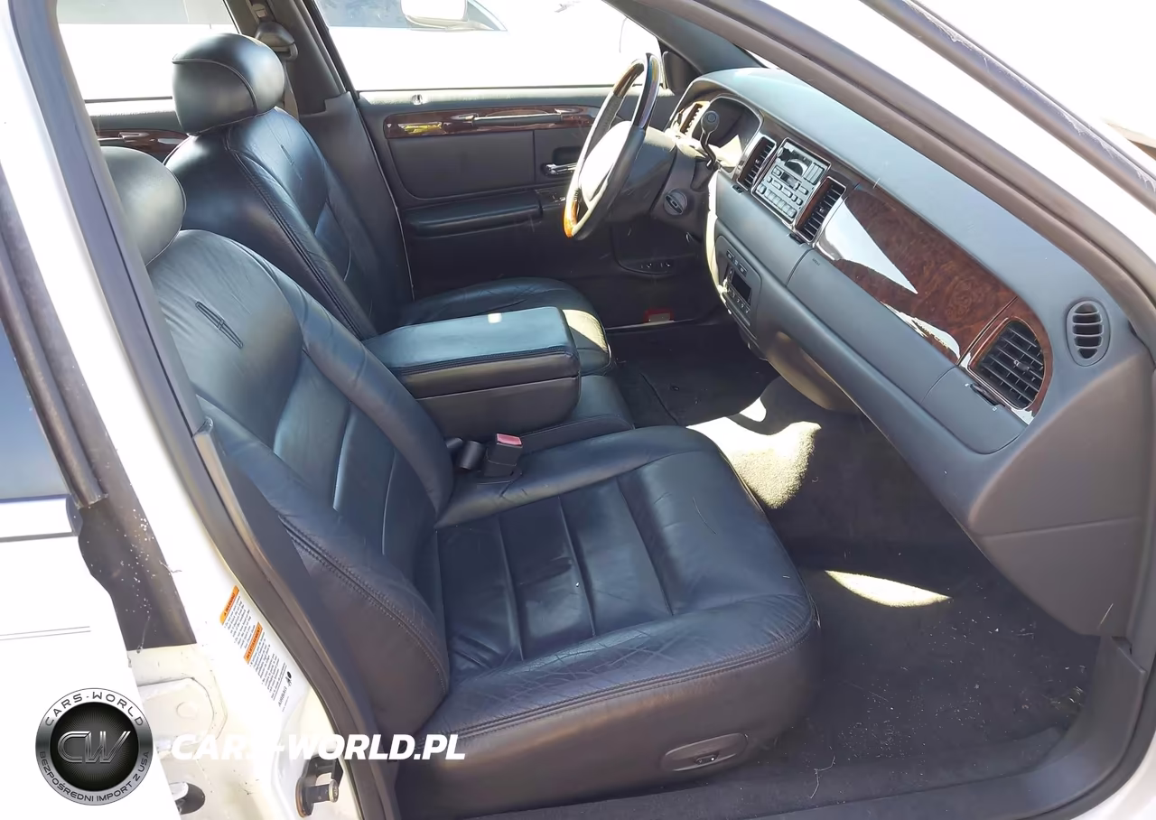 2002 Lincoln Town Car Signature VIN:1LNHM82W72Y633036 - 5