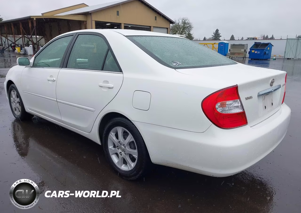 2004 Toyota Camry Le VIN:JTDBE30K440255642 - 3