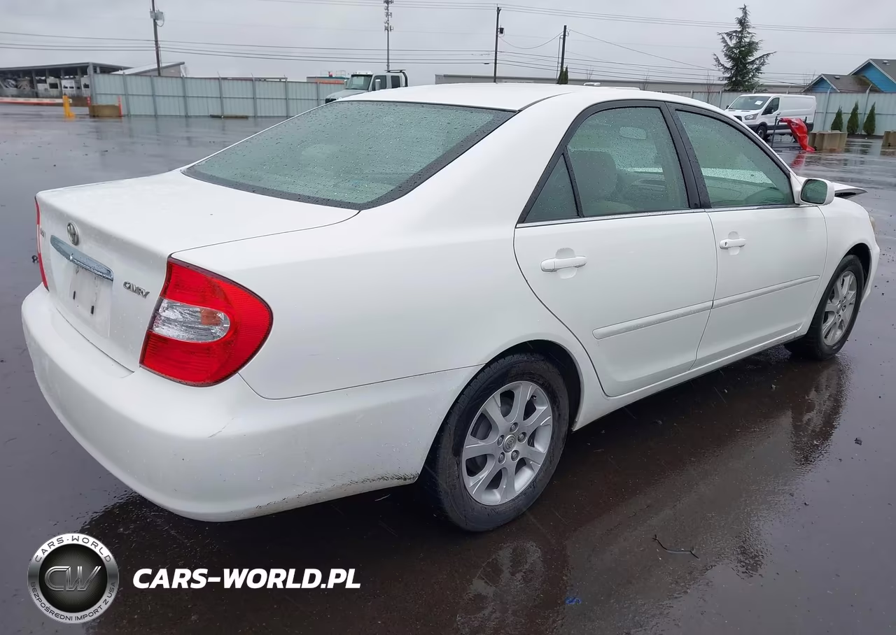 2004 Toyota Camry Le VIN:JTDBE30K440255642 - 4