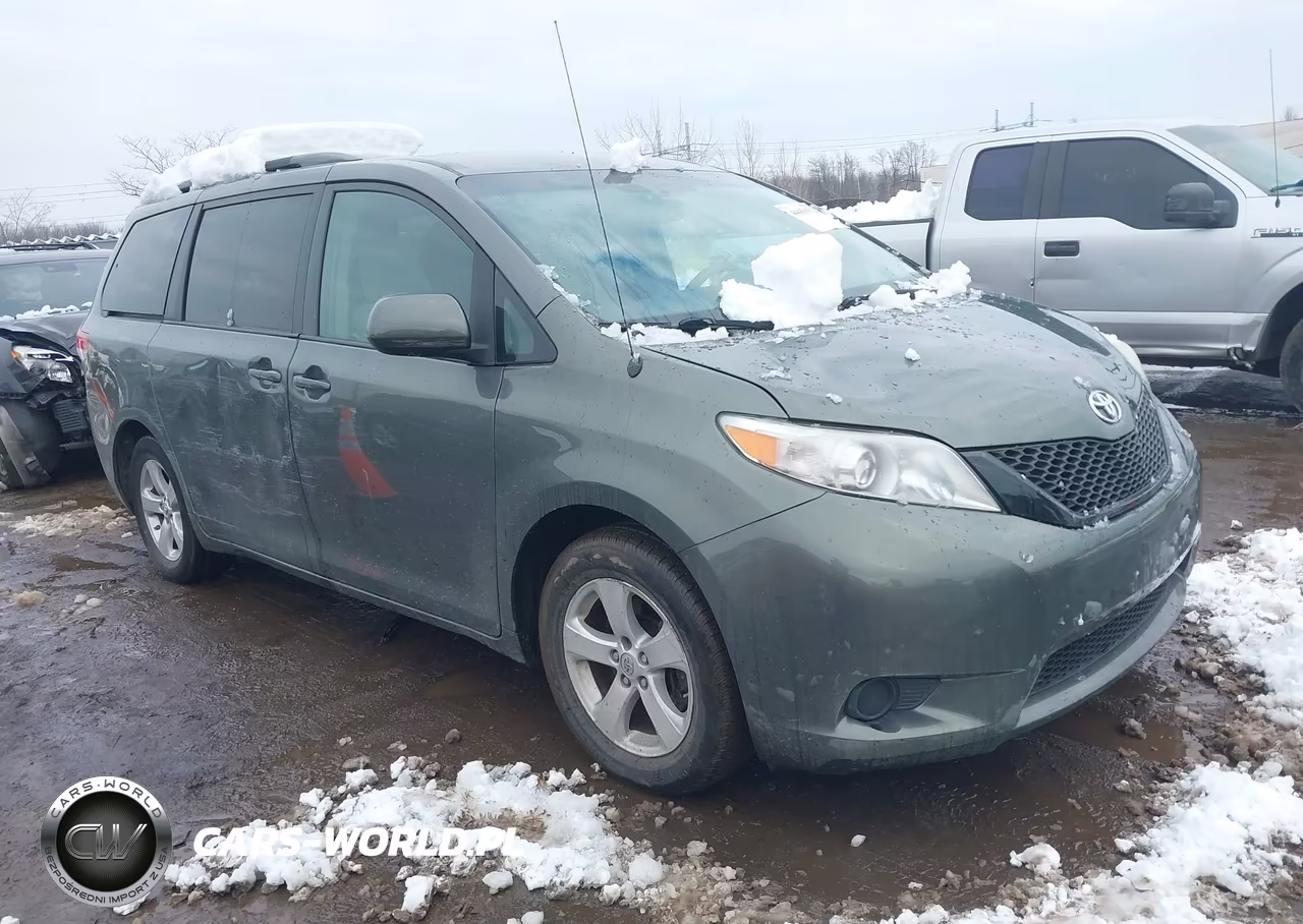 2014 Toyota Sienna Le V6 8 Passenger