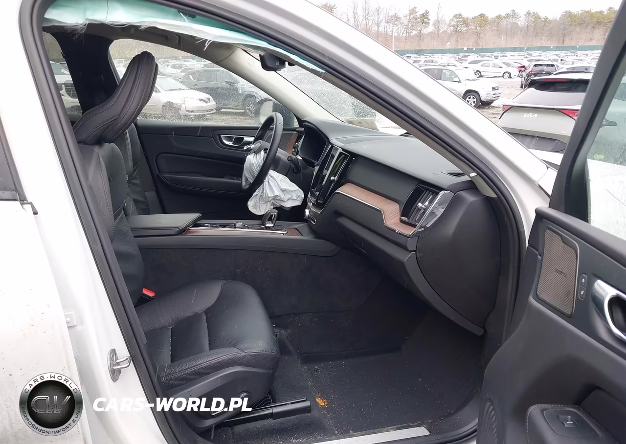 2023 Volvo Xc60 B5 Plus Dark Theme VIN:YV4L12RW8P1340687 - 5