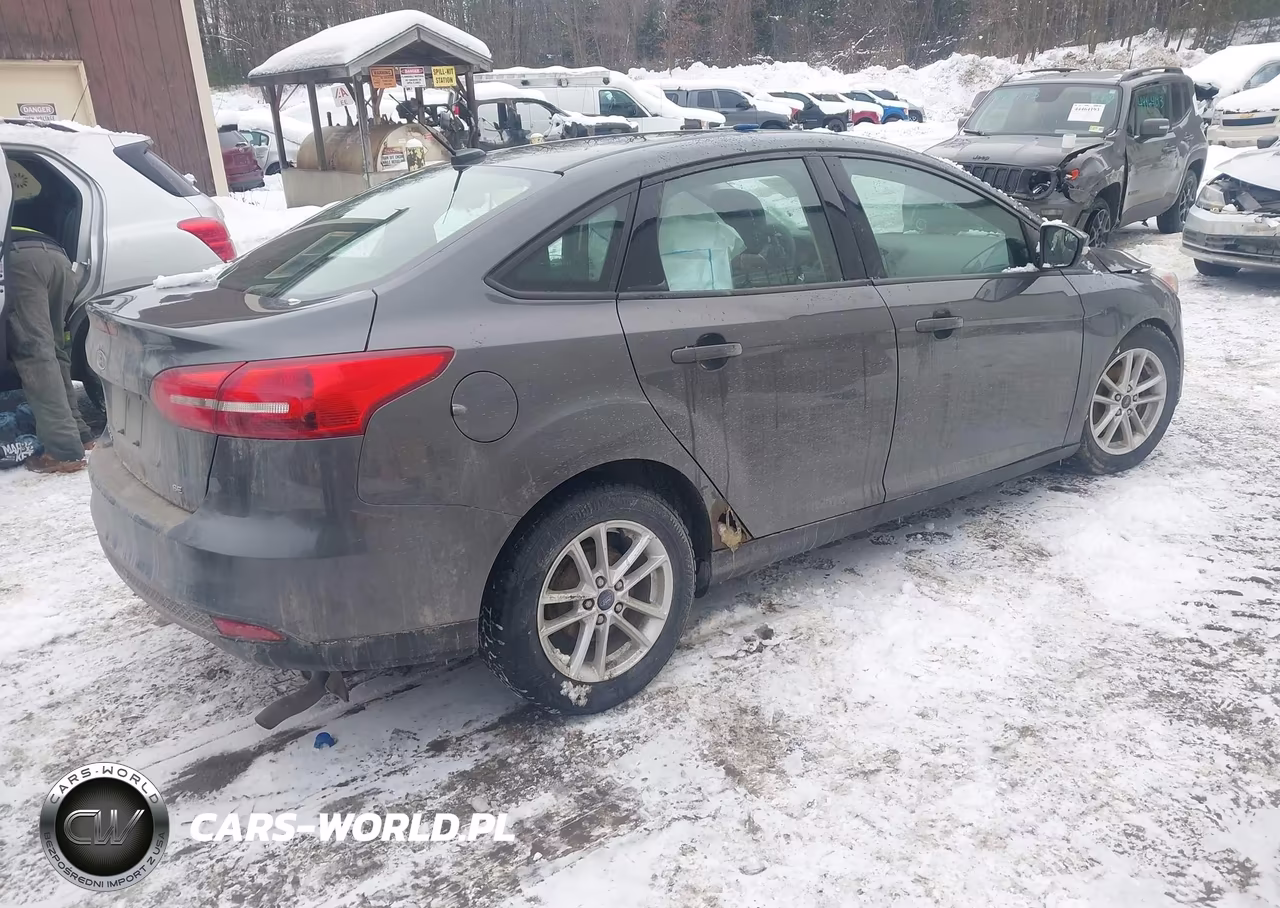 2017 Ford Focus Se VIN:1FADP3F22HL326423 - 4