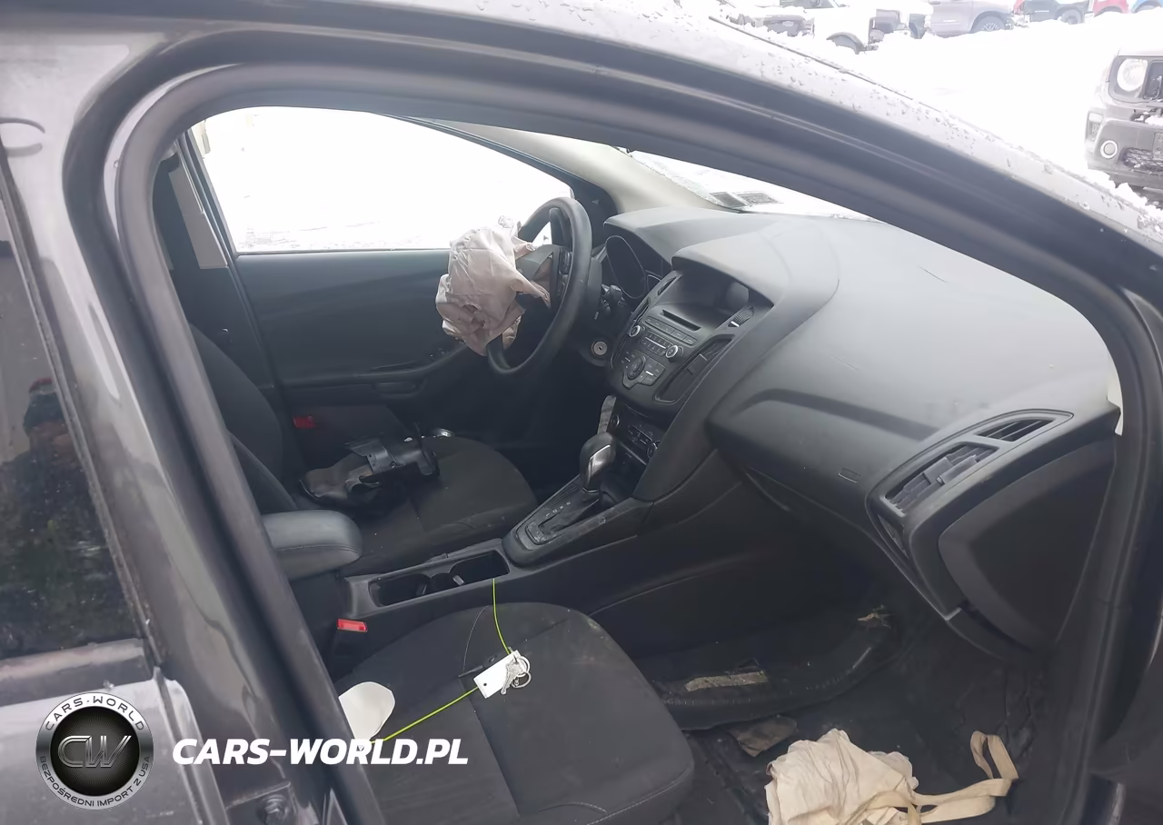 2017 Ford Focus Se VIN:1FADP3F22HL326423 - 5