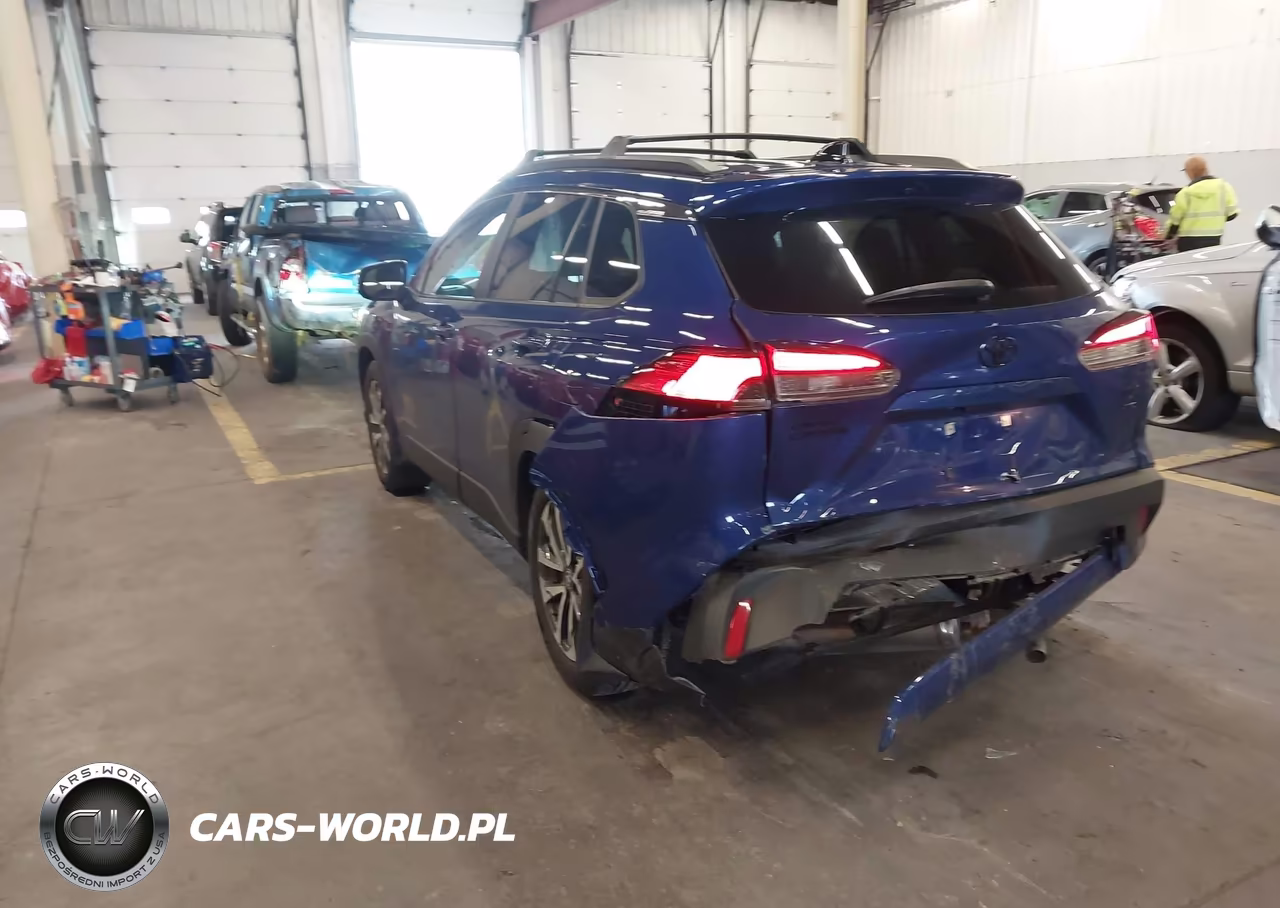 2025 Toyota Corolla Cross Xle VIN:7MUDAABG5SV138850 - 3