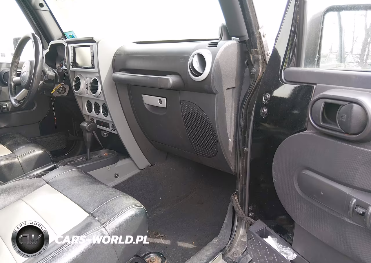 2008 Jeep Wrangler Unlimited Sahara VIN:1J8GA59148L627095 - 5