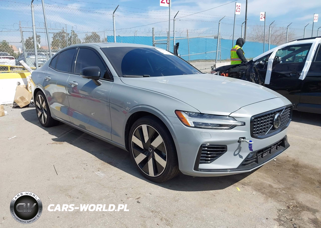 2025 Volvo S60 Plug-In Hybrid T8 Plus