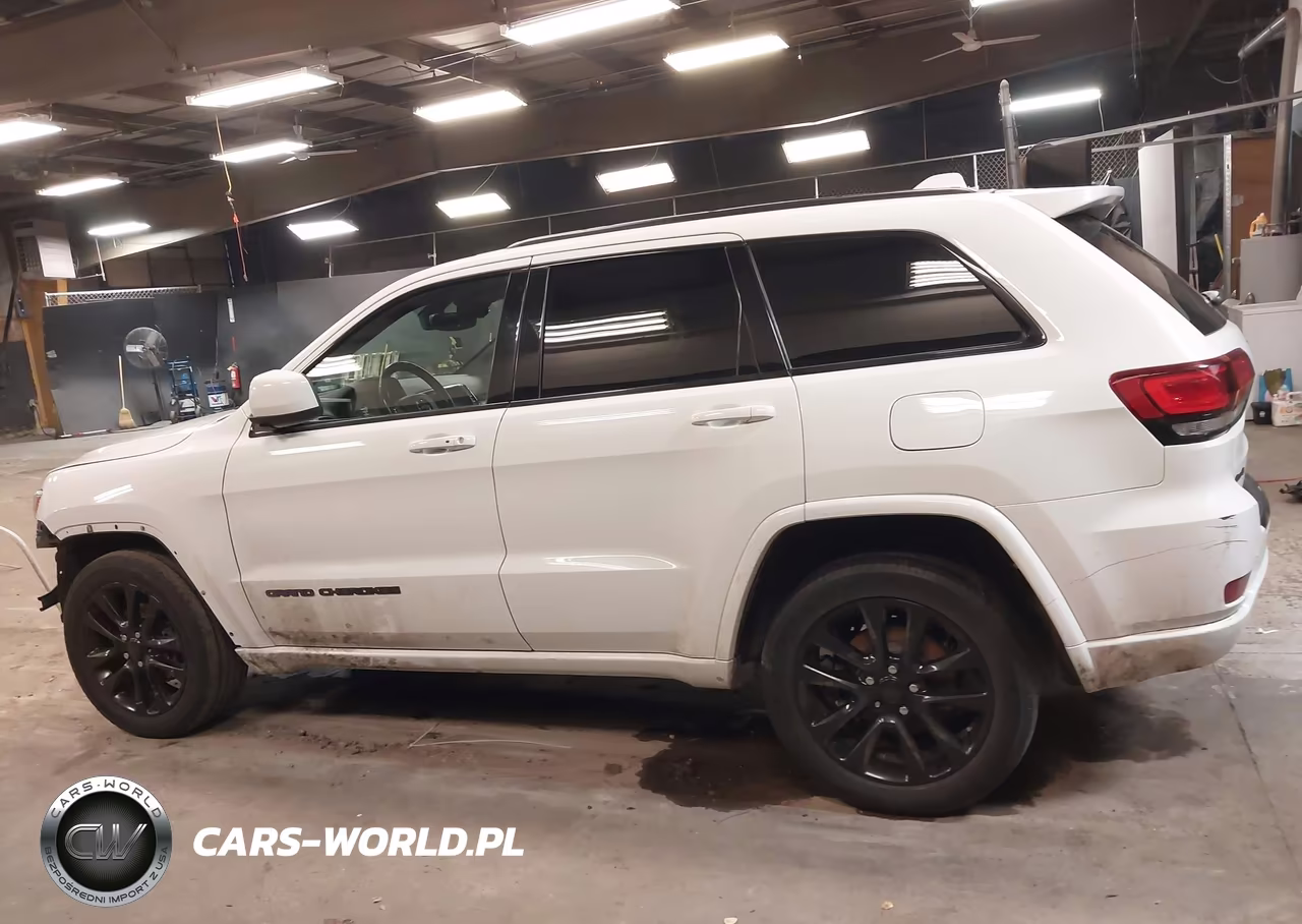2018 Jeep Grand Cherokee Altitude 4X4 VIN:1C4RJFAG2JC211199 - 15